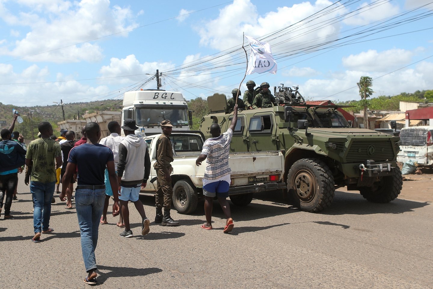 Manifestantes voltam a bloquear estrada que dá acesso a principal fronteira entre Moçambique e África do Sul