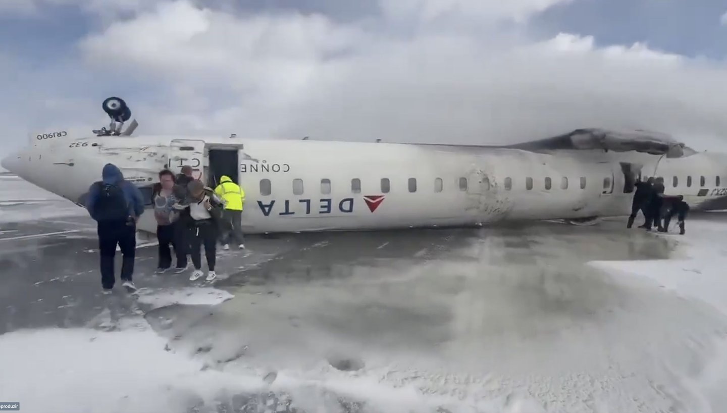 Canadá. Avião capota ao aterrar em Toronto. Há vários feridos