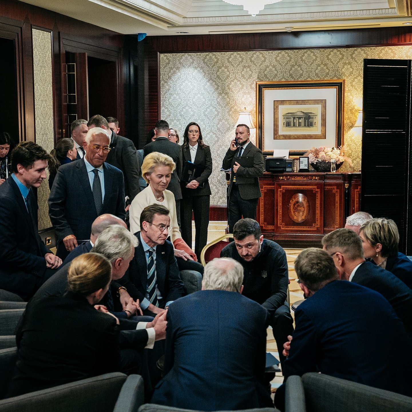 A história por trás da foto de Zelensky rodeado por líderes europeus