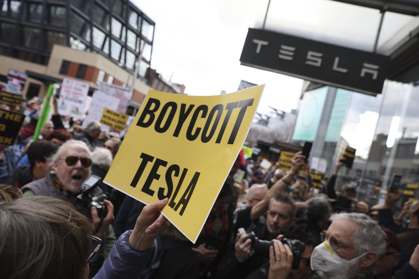 Protesto anti-Elon Musk marcado para stand da Tesla em Lisboa em 9 de março