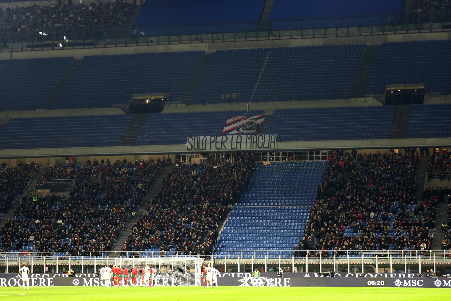 Greve, outro vermelho e muitos assobios: AC Milan sofre terceira derrota seguida e contestação a Sérgio Conceição aumenta em San Siro