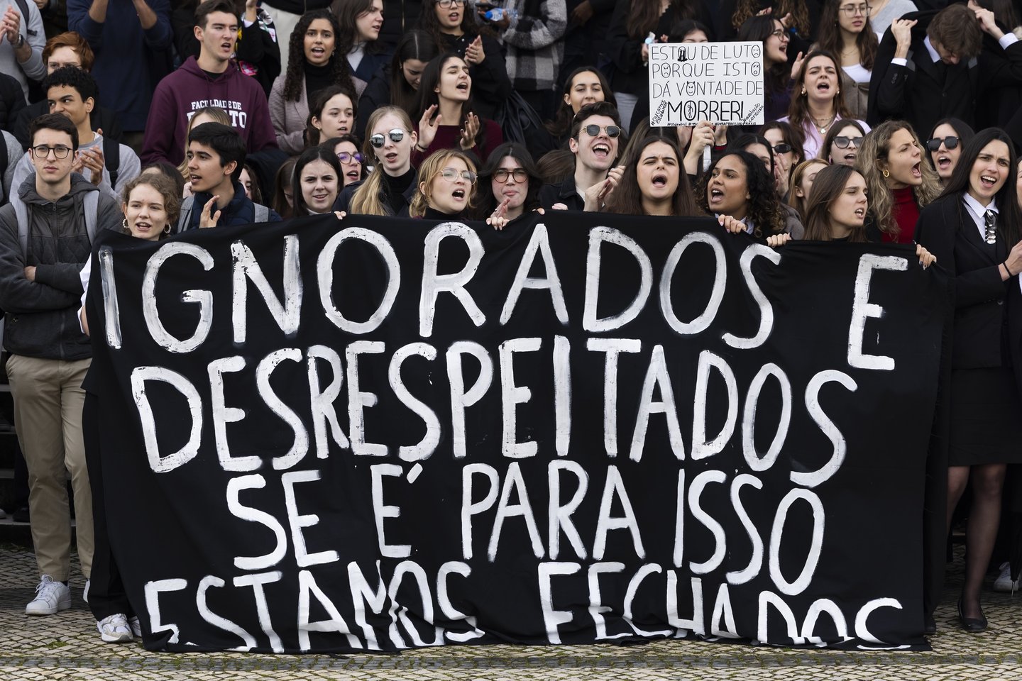 Protesto na Faculdade de Direito de Lisboa suspenso e aguarda decisão do diretor