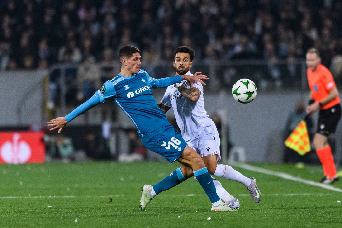 O desafio era grande, a oportunidade era imensa, o adversário tornou-se gigante: V. Guimarães é goleado e está fora da Liga Conferên