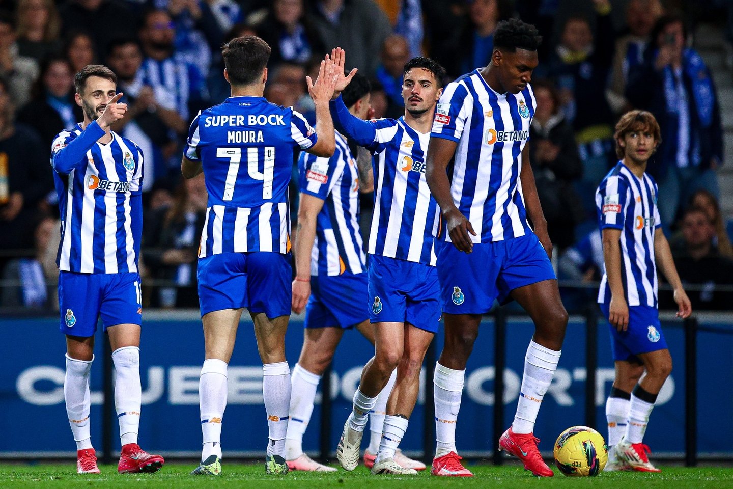 Duas tarjas assobiadas entre uma barreira quebrada: FC Porto volta a vencer no Dragão (mas Anselmí tem pior registo em 20 anos)