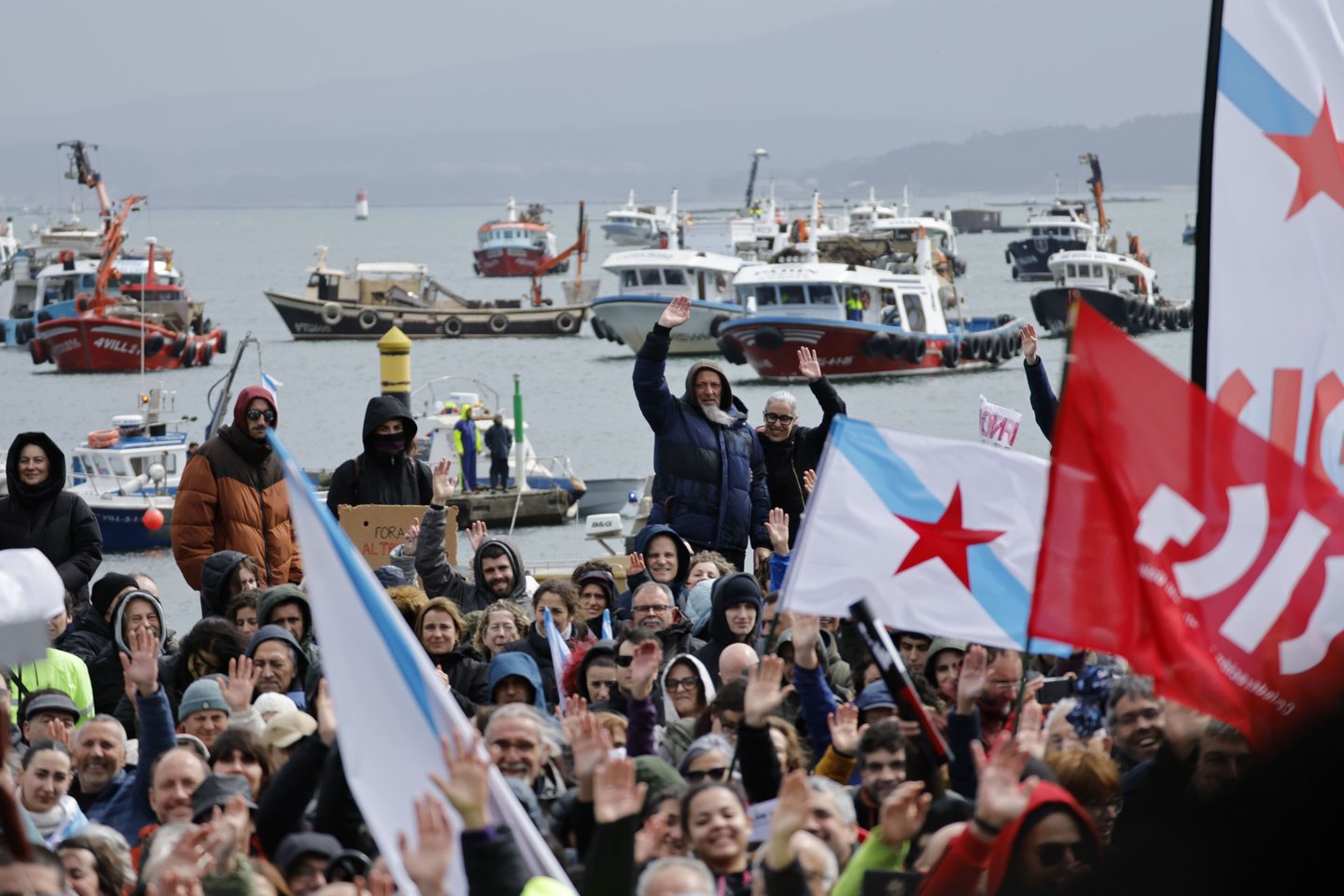 “Altri não”: Por terra e mar, dezenas de milhares saem à rua na Galiza para protestar contra empresa portuguesa