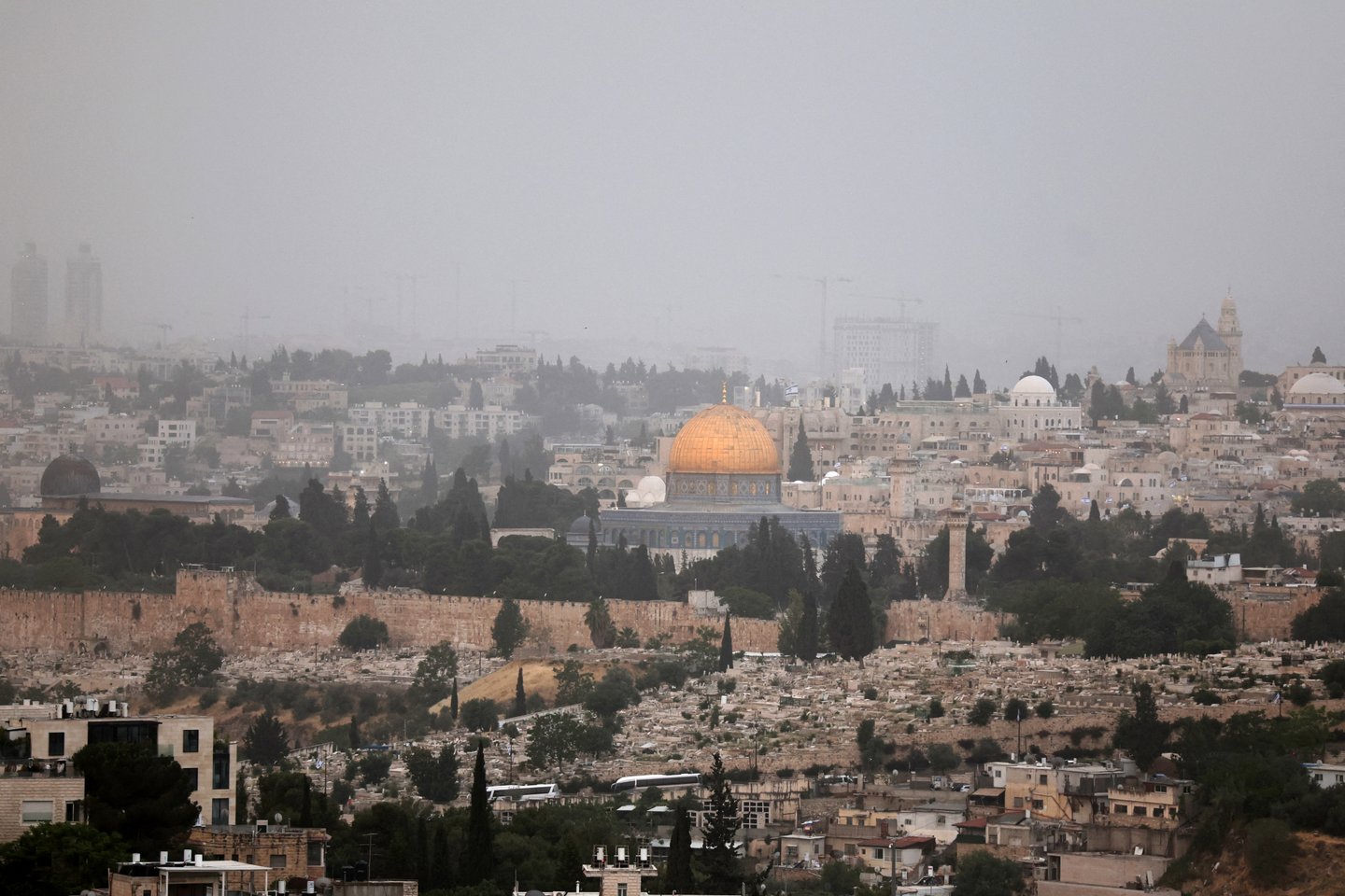Fogos perto de Jerusalém. Palestina oferece ajuda