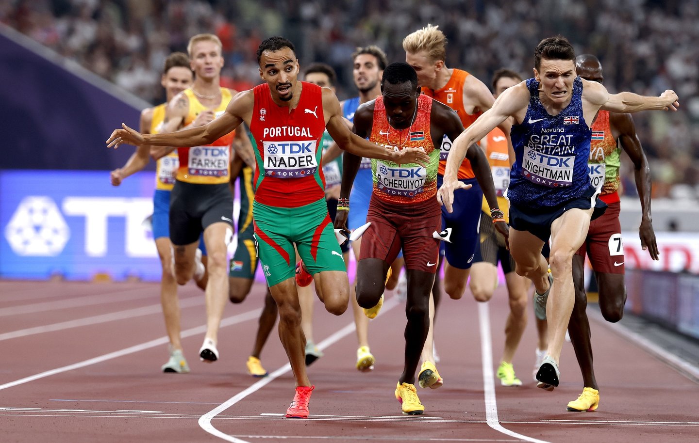 epa12384891 Isaac Nader (L) of Portugal beats Jake Wightman of Great Britain on the finish line to win the Men's 1500m final at the World Athletics Championships 2025 in Tokyo, Japan, 17 September 2025. EPA/FRANCK ROBICHON