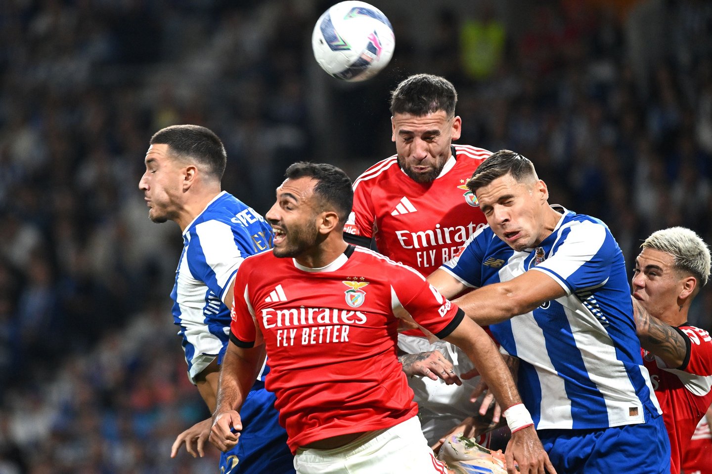 epa12433867 FC Porto's Deniz Gul (L) and Jan Bednarek (R) vie for the ball with Benfica's Vangelis Pavlidis (2L) and Nicolss Otamendi (C) during the Liga Portugal soccer match between FC Porto and Benfica at Dragao Stadium in Porto, Portugal, 05 October 2025. EPA/FERNANDO VELUDO