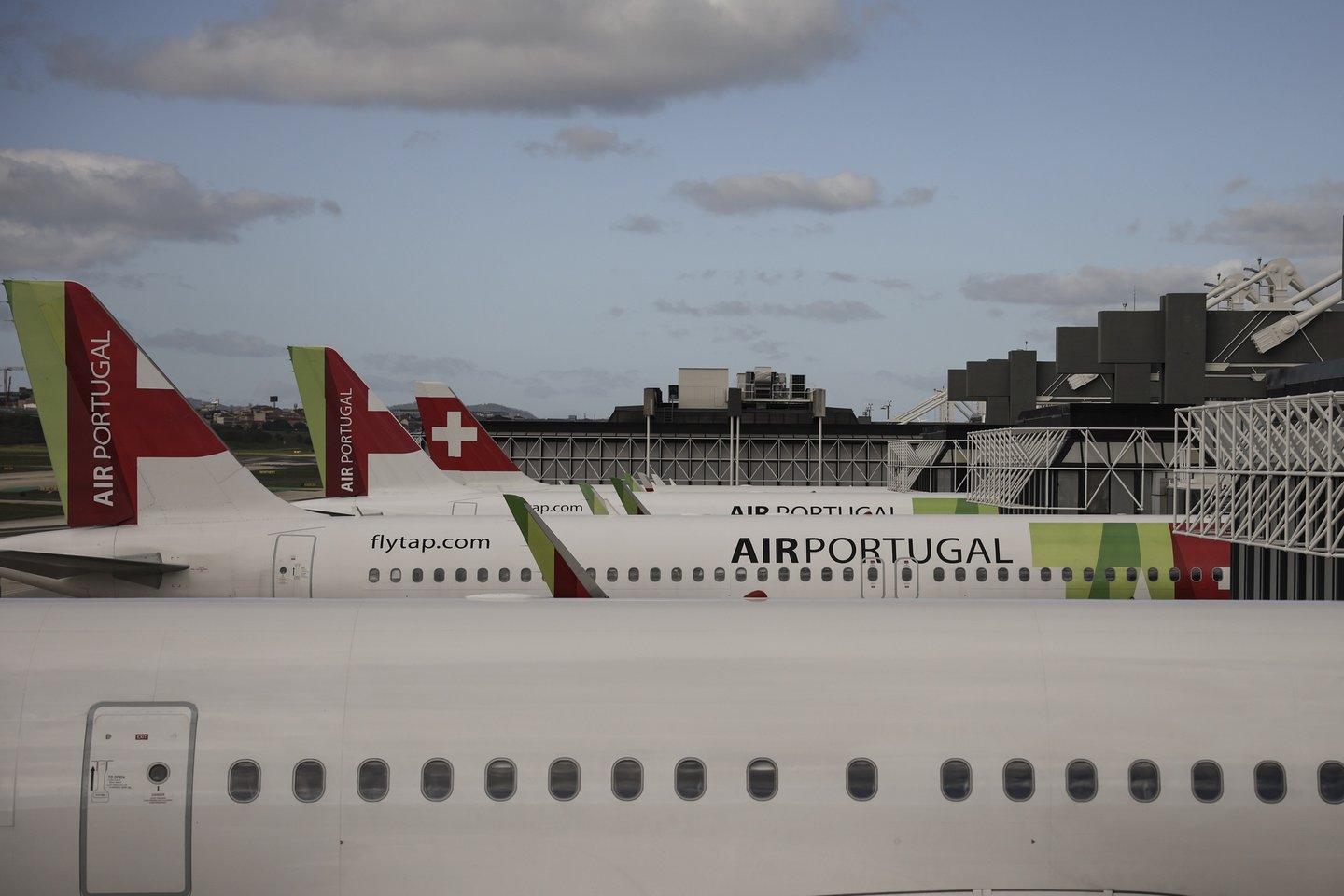 Avião da TAP na pista do Aeroporto Humberto Delgado, em Lisboa, 07 de janeiro de 2026. CARLOS M. ALMEIDA/LUSA