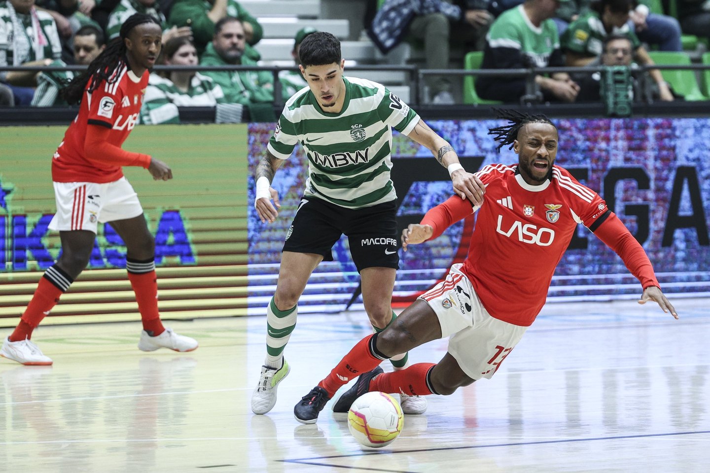 Diogo Santos (C) do Sporting disputa a bola com Pany (D) do Benfica durante o jogo da 16.ª jornada da Liga de Futsal disputado Pavilhão João Rocha, Lisboa, 19 de fevereiro de 2026. MIGUEL A. LOPES/LUSA