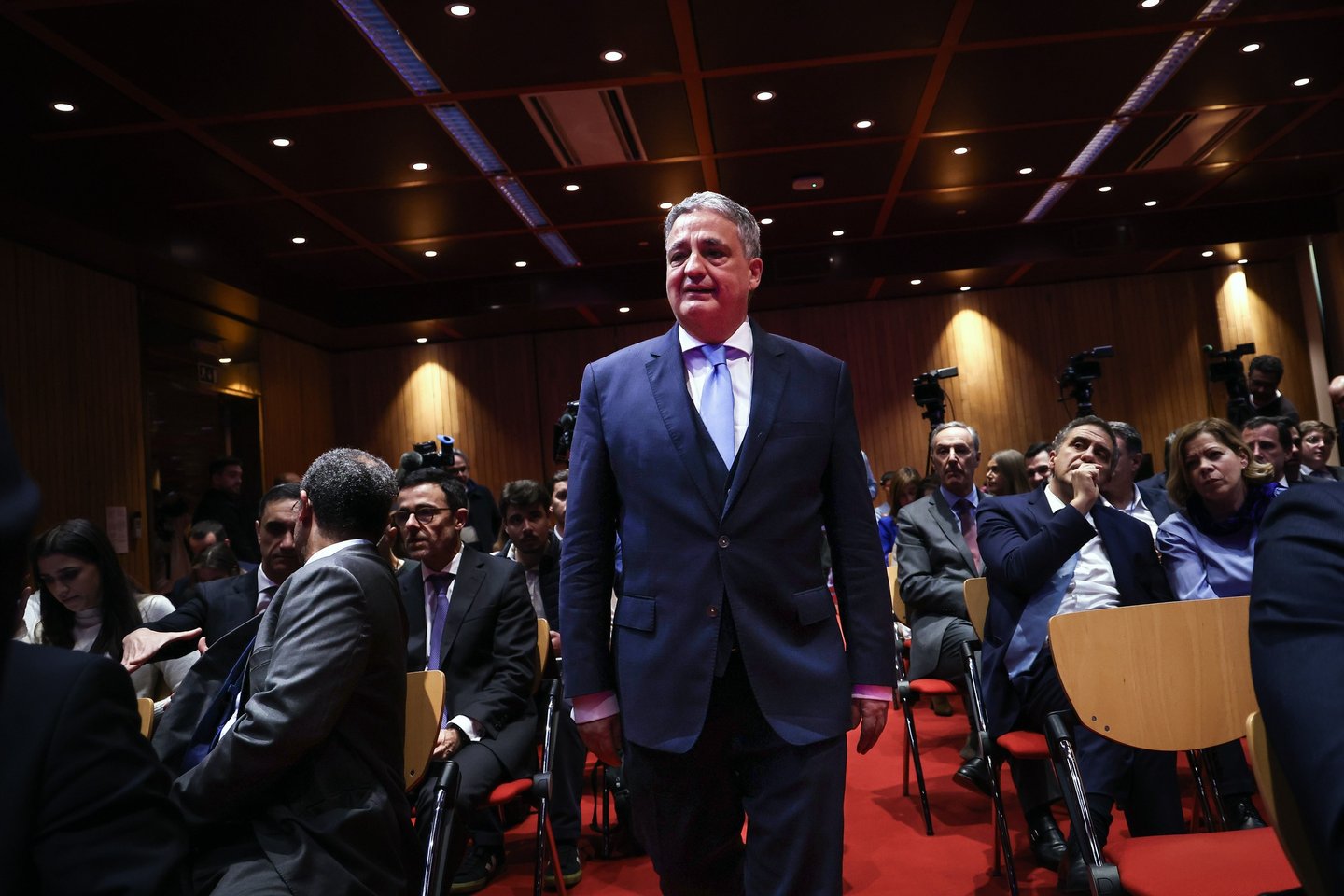 O presidente da Caixa Geral de Depósitos, Paulo Macedo (C), à chegada para a apresentação de resultados de 2025 da instituição bancária em Lisboa, 26 de fevereiro de 2026. RODRIGO ANTUNES/LUSA
