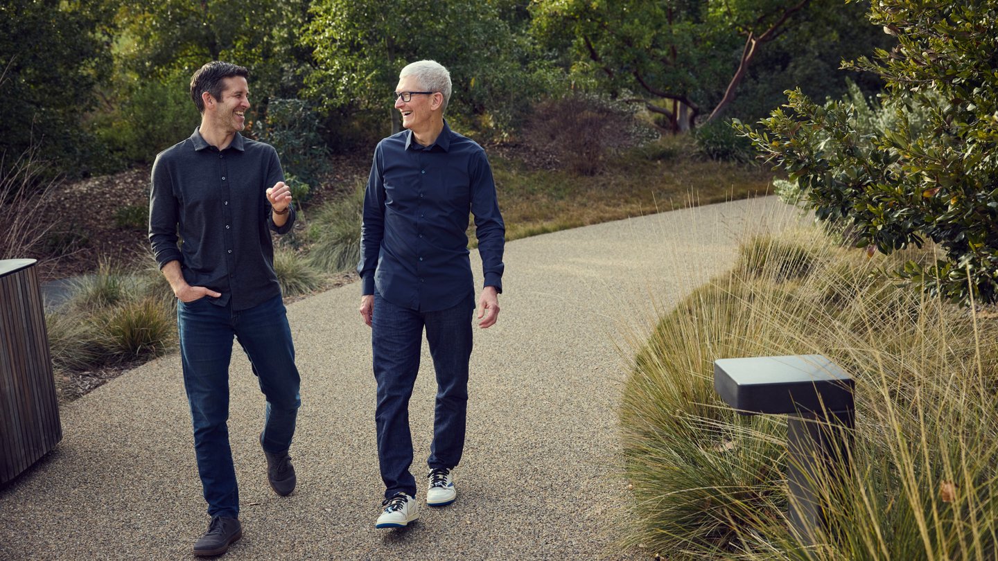 John Ternus e Tim Cook, anúncio de nomeação para novo CEO