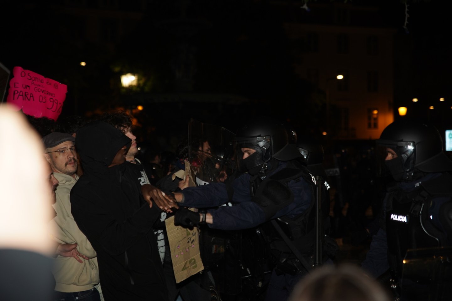 Fotografía real de la intervención policial de la madrugada del domingo 25 de octubre de 2026 en la acampada por la vivienda en Rossio, Lisboa.